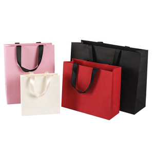 Custom Logo Printed Cardboard Bolsas Shopping Black Paper Bag Black Gift Bag Black Paper Cardboard Paper Bag With Ribbon Handle