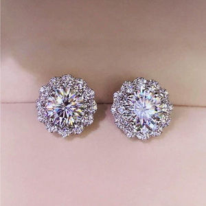 Orecchini a perno a forma di girasole per donna, orecchini a fiore scintillanti, gioielli alla moda per tutti i giorni - Product Image 1
