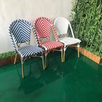 Chaise de salle à manger d'extérieur en rotin PE tressé en V blanc et noir, design français, imperméable, empilable pour hôtel, parc, événement, mariage