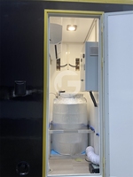 Remorque de toilettes mobiles robuste pour chantier de construction avec grand réservoir de déchets, ventilation et intérieur facile à nettoyer