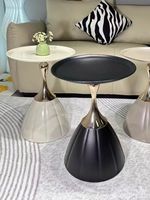 Canapé de salon moderne en crème avec table basse luxueuse, design petit et simple pour les hôtels, en métal