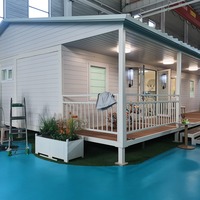 Maison modulaire préfabriquée avec véranda avant, balustrade et grandes fenêtres pour une vie en plein jardin