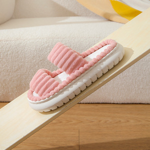 Tongs douillettes pour femmes, style simple à bout ouvert, en peluche avec fourrure moelleuse et semelle extérieure en EVA amortie, idéales pour l'hiver - Product Image 3
