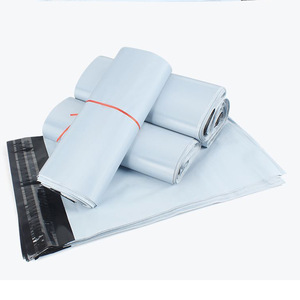 Sacs d'emballage imperméables épais en plastique, sacs de livraison express auto-scellants pour le commerce électronique, logo imprimé personnalisable - Product Image 1