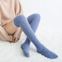 Femmes hiver corail velours longue épaisse moelleuse solide coloré chaud maison genou haute avertir sol chaussettes floues pour les femmes