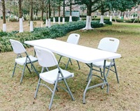 Table polyvalente en plastique solide de 6 pieds, plateau mat anti-reflets, base stable. Idéal pour le camping, les marchés artisanaux, les stands et les espaces de travail.