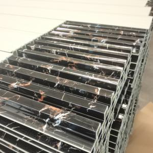 Precio <span class=keywords><strong>barato</strong></span> WPC paneles de pared estriados decorativos negro oro persiana de techo Interior PVC WPC paneles de pared LED función impermeable - Product Image 2