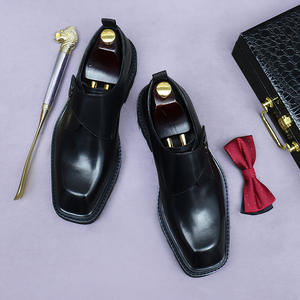 Chaussures noires cousues sur mesure et tendance pour hommes. Fait à la main en cuir de vache pleine fleur. Chaussures en cuir pour hommes noires et rouges - Product Image 1