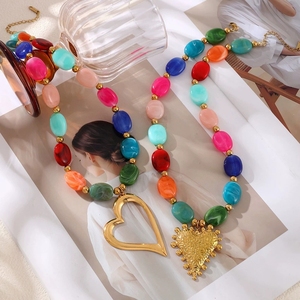 <span class=keywords><strong>Collana</strong></span> a Forma di Cuore Grande per Donne con Intarsi in Resina e Cristallo, Catena Colorata con Perline in Stile <span class=keywords><strong>Artigianale</strong></span> - Product Image 3