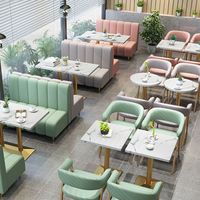 Fauteuil élégant rembourré en similicuir vert menthe avec cadre en métal doré, coussin de siège moelleux, dossier incurvé pour les espaces de café