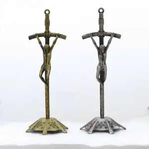 Artigianato religioso in lega di zinco metallo gesù croce in piedi statua cattolica decorazione per chiesa