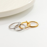 Bague Empilable Minimaliste pour Femme en Acier Inoxydable PVD 18K avec Zircon et Quatre Anneaux Entrelacés – Accessoire de Mode Urbaine