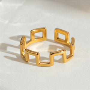 Anillo abierto minimalista de acero inoxidable chapado en oro de 18 quilates que combina con todo Diseño geométrico de almena cuadrada Simple Joyería de moda - Product Image 2