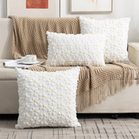 Housse de coussin carrée matelassée brodée, design en fourrure de lapin, matière pelucheuse, personnalisable, moderne, minimaliste, couleur unie