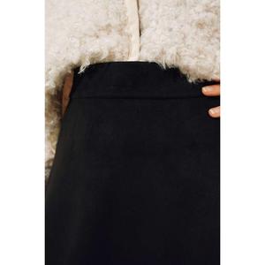 Falda midi de gamuza negra de cintura alta para mujer con corte en A para un look elegante - Product Image 4
