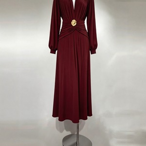 Robe longue de soirée formelle en satin bordeaux pour femme, col en V, manches classiques, infroissable, avec anneau métallique à la taille, pour demoiselle d'honneur et mariage - Product Image 4