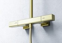 Système de douche d'hôtel contemporain et élégant avec barre coulissante murale, trois fonctions, en laiton brossé, avec jets de pluie apparents et de massage