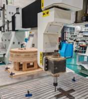 Routeur CNC 5 axes pour chaise en bois massif Centre d'usinage de coupe de bord et de perçage de trous en bois courbé avec composant de moteur à noyau