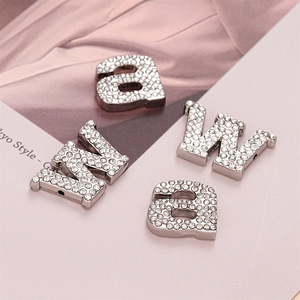Sang Trọng Đầy Đủ Kim Cương Ban Đầu Thư Nút Cho Dresses Hợp Thời Trang Sáng Bóng Rhinestone Bảng Chữ Cái W Tay May Pha Lê Nút Bán Buôn - Product Image 1