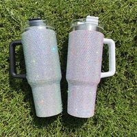 Entrepôt américain en acier inoxydable couleurs mélangées Mug clouté strass 40oz gobelet isolé avec poignée et paille tasse de camping d'été