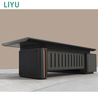 Bureau de direction en bois massif moderne de luxe sur mesure Liyu en forme de L avec fonction convertible et éclairage LED modulaire