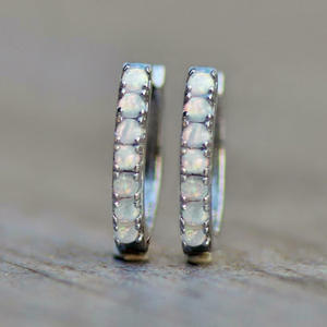 Boucles d'oreilles Huggie en or blanc E4193 avec zircon rond serti en canal, bijoux de mode religieux pour femmes - Product Image 3