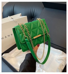 Sac à bandoulière pour femme en cuir PU texturé, imperméable, tendance, avec chaîne, vente chaude - Product Image 2