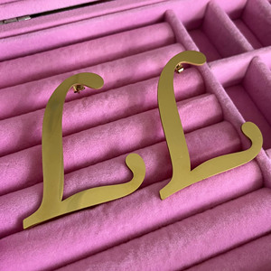 स प्रमाणन वैलेंटाइन डे उपहार व्यक्तिगत स्टेनलेस स्टील सोने की प्लेटिंग कस्टम बड़े अक्षर नाम प्रारंभिक स्टड इयररिंग्स - Product Image 2