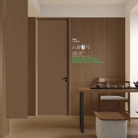 Porte intérieure en bois à structure stable, finition peinture carbone cristal, personnalisable en masse, pour hôtels et projets.