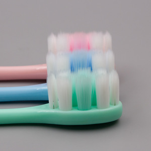 Brosse à dents manuelle ergonomique à deux tons avec poignée, poils souples, couleurs personnalisables disponibles - Product Image 2