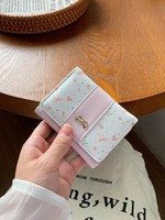 Dompet pendek minimalis bermotif bunga dengan pita untuk wanita.