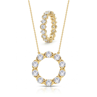 Parure de bijoux coordonnée Gemnel en argent 925 avec CZ rond, comprenant un collier pendentif couronne torsadée et une bague de fiançailles texturée à bande superposée