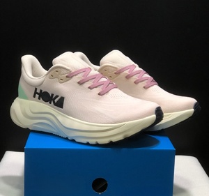รองเท้าวิ่ง HOKAS Arahi 8 ตาข่ายระบายอากาศดี สีตัดกันอย่างมีสไตล์ เหมาะสำหรับการฝึกซ้อมและการแข่งขัน รองรับแรงกระแทกได้ดี เหมาะสำหรับการวิ่งจ๊อกกิ้งแบบช้าๆ และเล่นกีฬา - Product Image 2