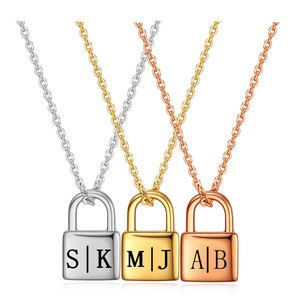 Collier avec pendentif en acier inoxydable plaqué or 18 carats, initiales personnalisées, bijoux de couple, à porter tous les jours, unisexe - Product Image 1
