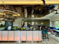 Comptoir de bar contemporain en marbre avec éclairage LED, porte-bouteilles suspendu, tabourets de bar en velours pour restaurant, salon, projet de bar commercial