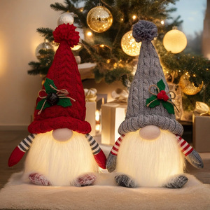 Ensemble de gnomes de Noël en peluche douce et adorable avec détails boutonnés et accents de houx, idéal pour offrir en cadeau de Noël et pour la décoration intérieure hivernale - Product Image 1