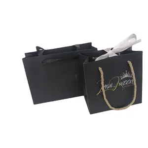 购物大小纸袋，用于包装化妆品和其他纪念品