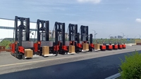 Man-Up VNA1560 Chariot élévateur à 3 voies : levée de 4 m, levée zéro, 920 kg, guidage sur rail, fourches réglables.