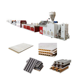 Ligne de production de panneaux de plafond en bois pvc wpc d'<span class=keywords><strong>occasion</strong></span> 400mm machine de fabrication pour produire des panneaux muraux en pvc - Product Image 1