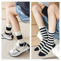 Chaussettes décontractées sportives rayées noir et blanc personnalisées pour femmes, idéales pour le quotidien, l'exercice, la détente à la maison et les cadeaux personnalisés