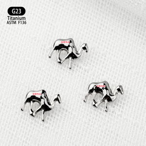 Clous d'oreille en alliage de titane en forme de chameau ASTM F136 à filetage interne, clous de lèvre, bijoux de piercing tendance - Product Image 1