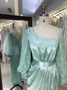Abito da sera elegante verde menta in raso 2026 con scollo asimmetrico, maniche lunghe, spacco in vita, lunghezza al ginocchio, decorazioni drappeggiate con paillettes - Product Image 3