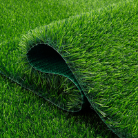 Alfombra de césped artificial de aspecto real, cómoda bajo los pies, ideal para cubiertas, piscinas y espacios de vida al aire libre