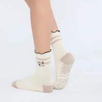 Chaussettes de Pilates antidérapantes personnalisées de haute qualité, nouvelle arrivée, chaussettes de yoga antidérapantes, vente en gros, chaussettes pour femmes de qualité supérieure à volants antidérapants