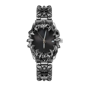 Reloj de Cuarzo Circular Oscuro y Elegante Personalizado con Garras Imponentes - Product Image 4