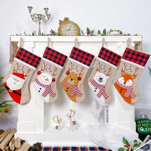 Chaussettes de Noël personnalisées en gros directement de l'usine, échantillon gratuit, chaussettes de Noël à carreaux brodées avec des motifs de rennes, du Père Noël et des bonhommes de neige - Product Image 2