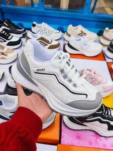 أحذية رياضية نسائية جديدة كاجوال وعصرية، مريحة ذات نعل ناعم للجري، متوفرة للبيع بالجملة - Product Image 3