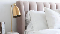 Lit Chesterfield capitonné en velours moelleux, disponible en tailles double et king, avec option de rangement à vérin à gaz et matelas inclus.