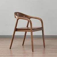 Chaise de salle à manger en bois massif de style nordique et mi-siècle avec accoudoirs et dossier, structure courbée monobloc pour salles à manger et cafés
