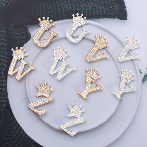 Moda corona alfabeto broche Pin creativo traje abrigo pecho flor ropa accesorio - Product Image 6